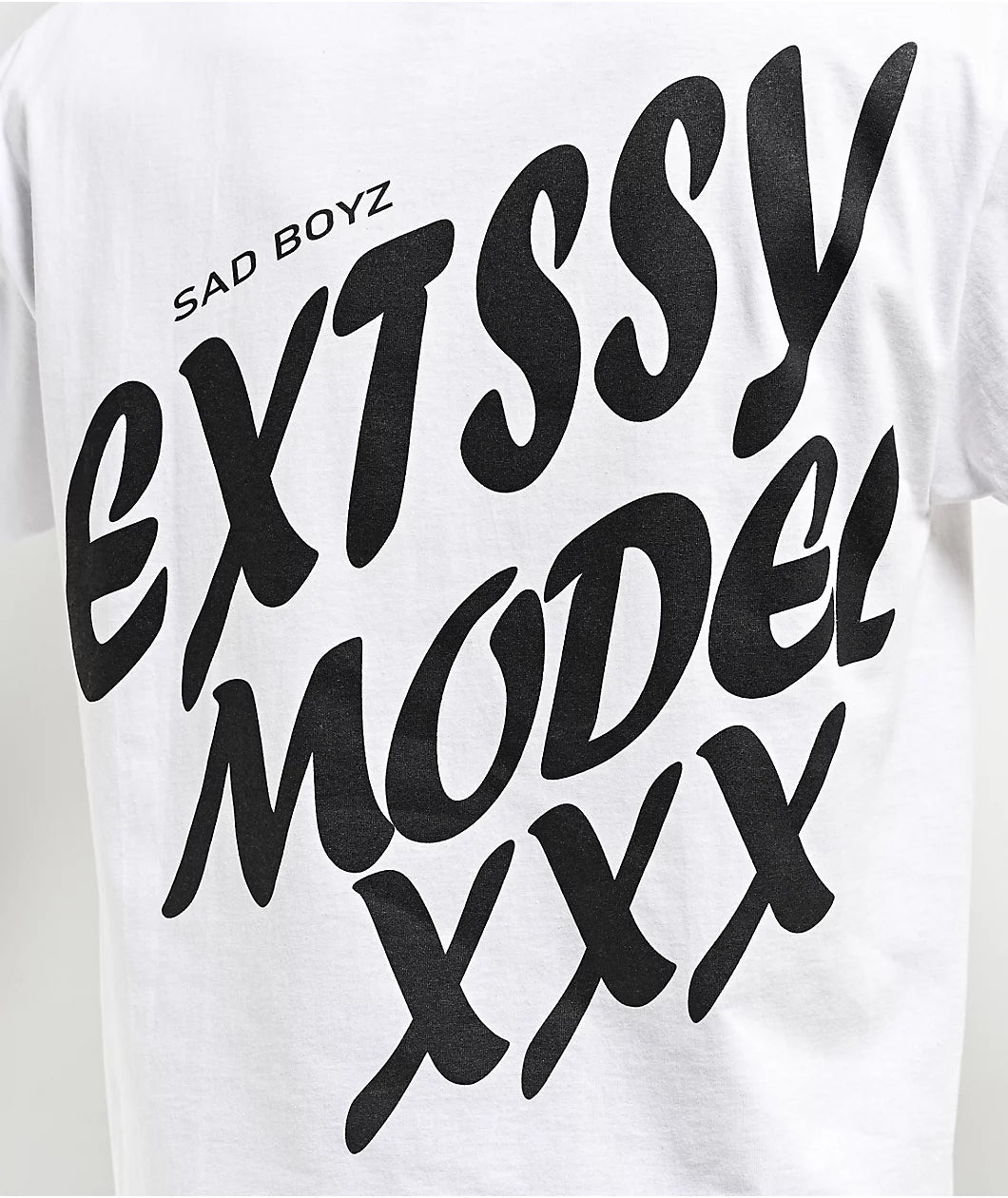 Men's white T-shirt by MAD ENGINE featuring AD BOYZ by Junior H EXTSSY model, casual shirt with graphic design.